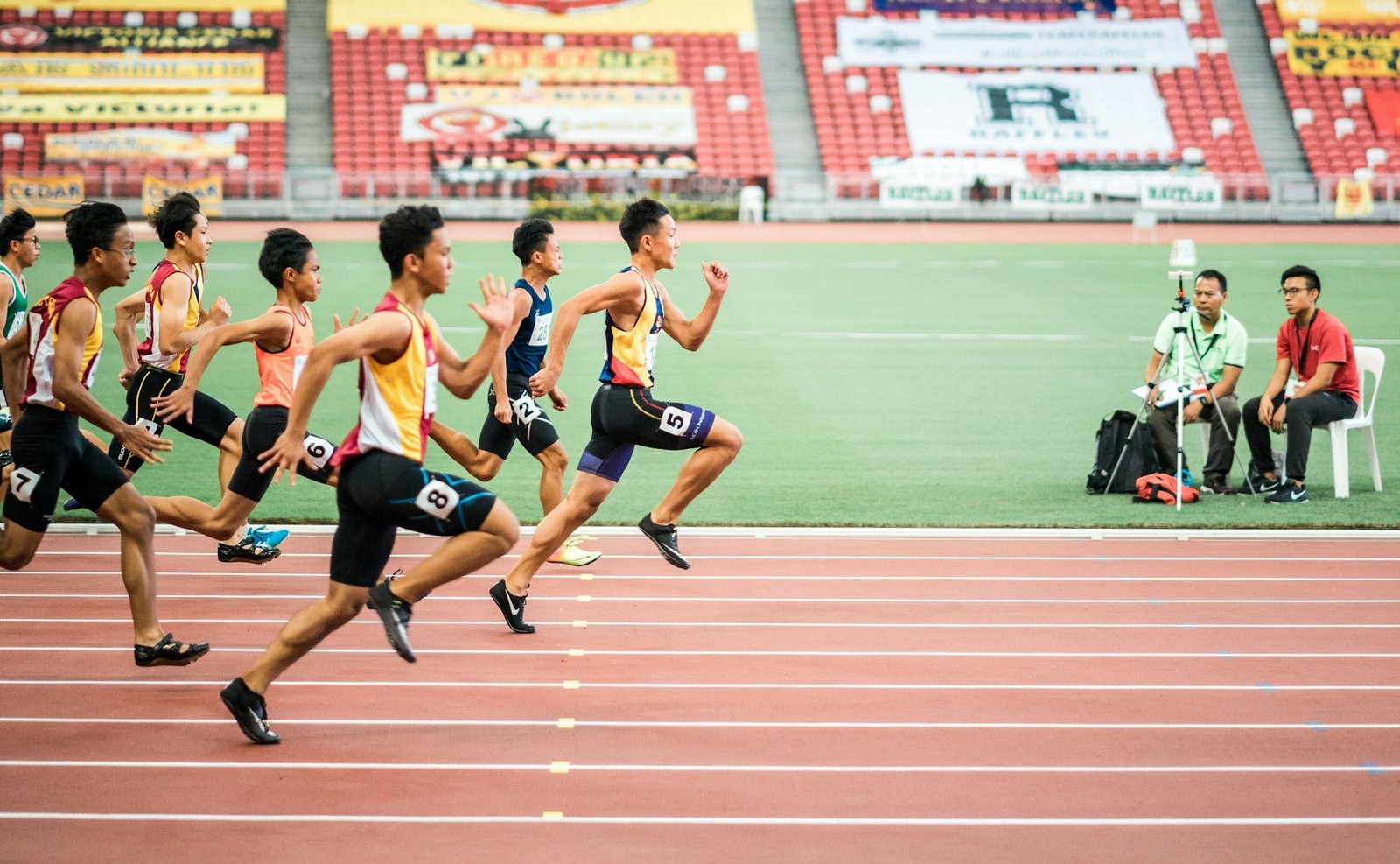 Hardlopers op een atletiekbaan