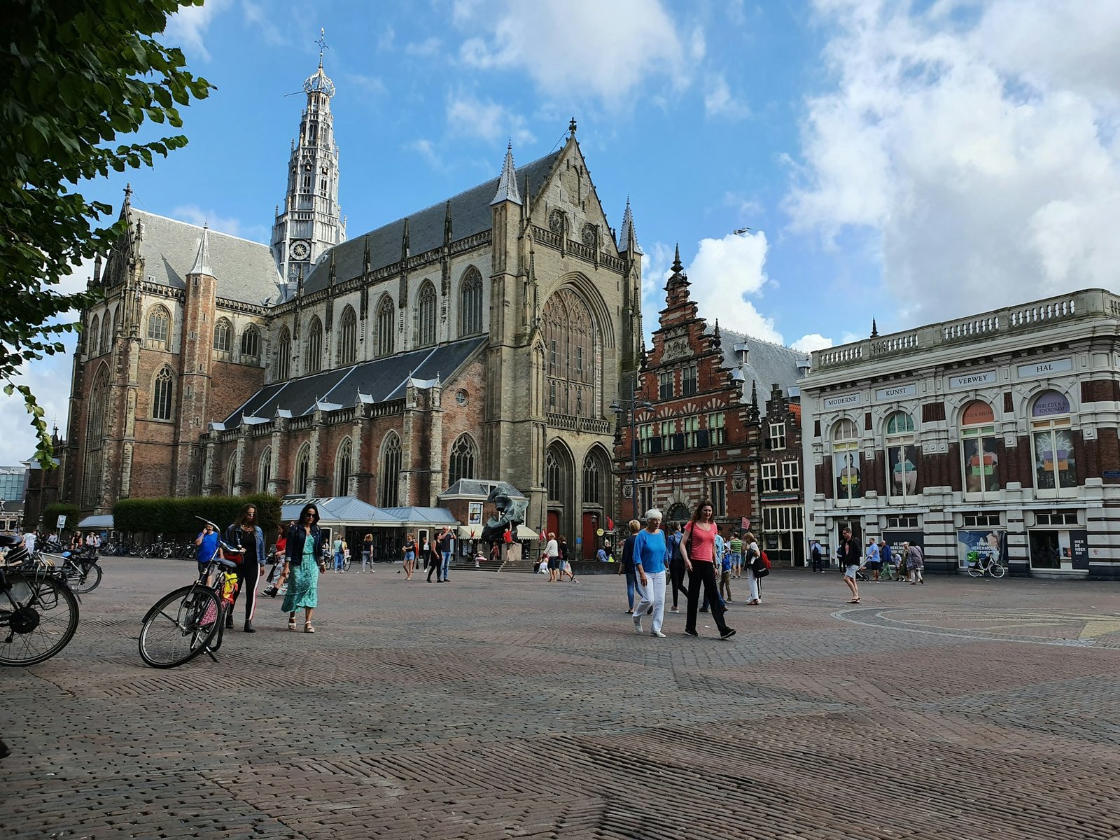 De Grote Markt in Haarlem met de Sint-Bavokerk