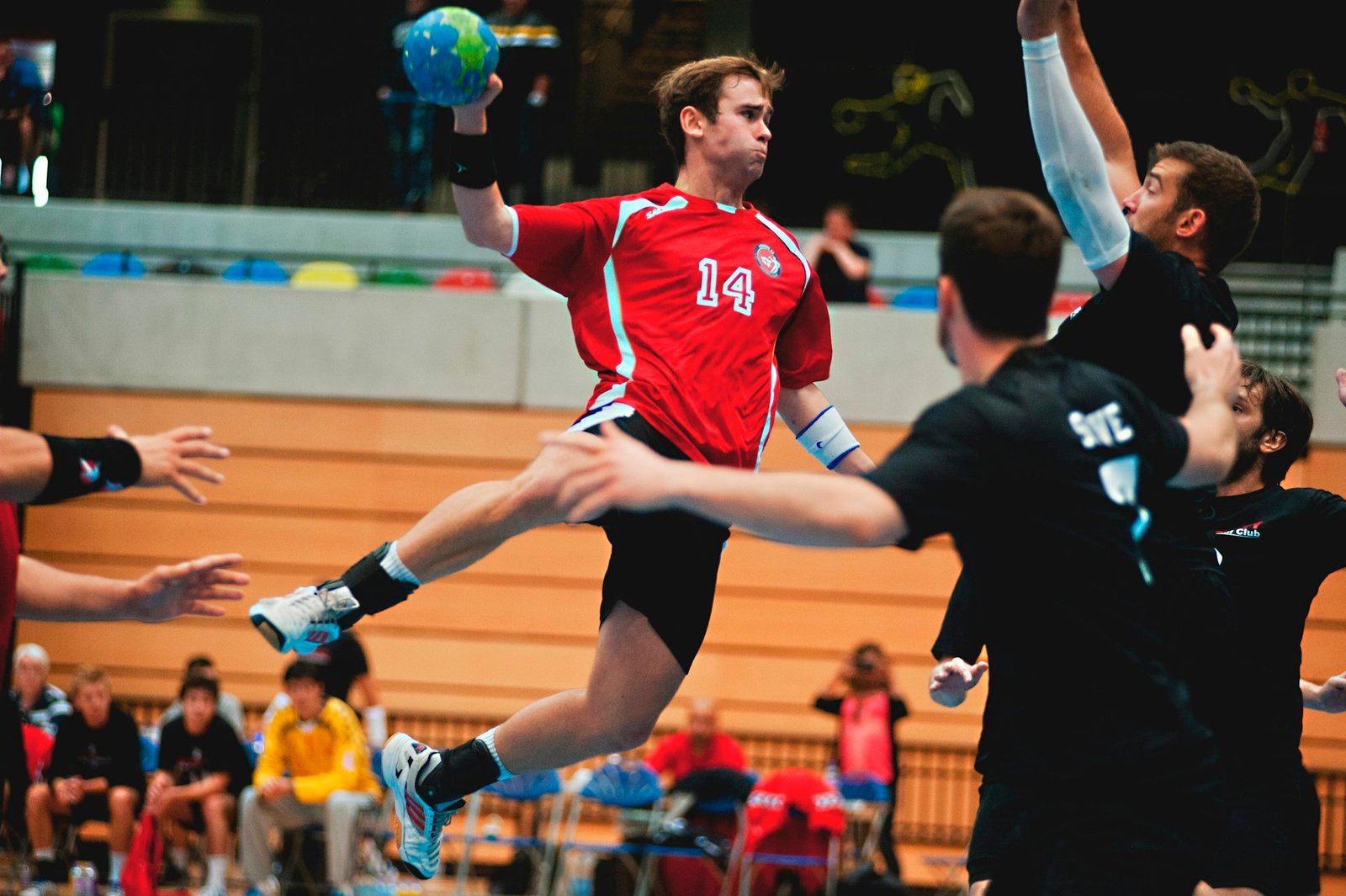 Handballer neemt een sprongschot