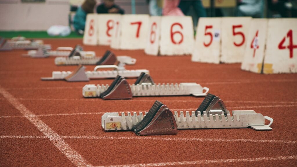 Een rij startblokken op een atletiekbaan